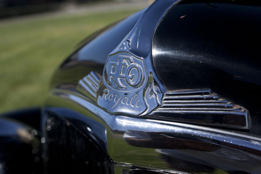 Детали экстерьера Reo 8-35 Royale Sedan 1933 года  (фото 4 из 14)